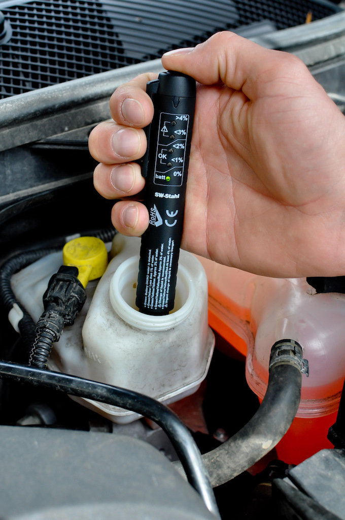 Как часто менять тормозную жидкость в автомобиле