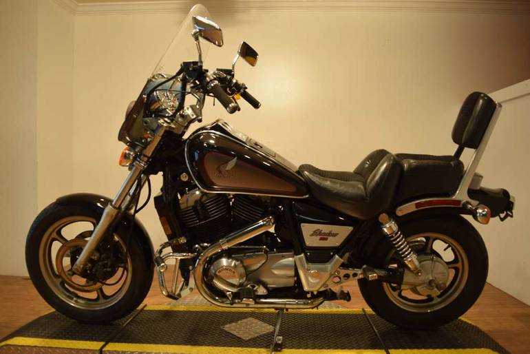 Сравнение honda shadow 750 2013 и vt 1100c shadow 1994 по характеристикам на базамото