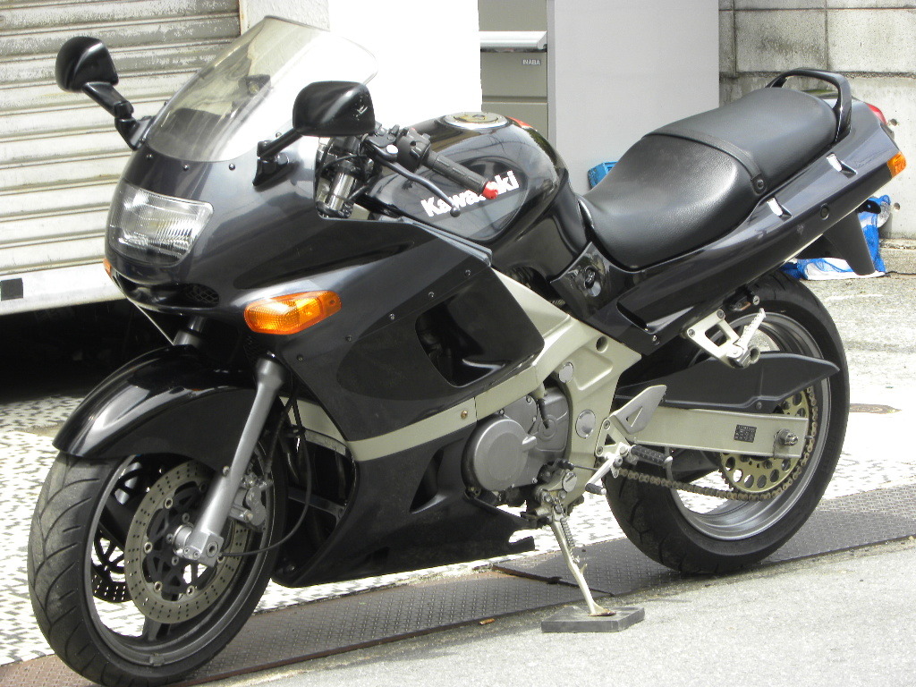 Kawasaki ZZR 400: красота и мощность за скромную сумму.