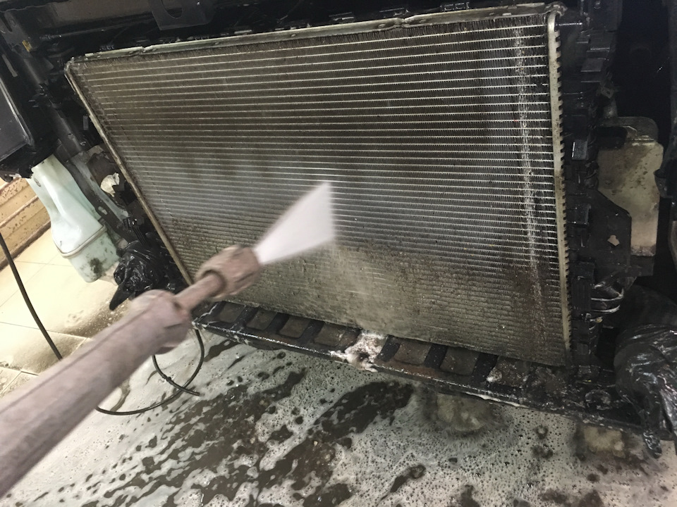 Как промыть радиатор охлаждения, не снимая его – чистка снаружи и изнутри