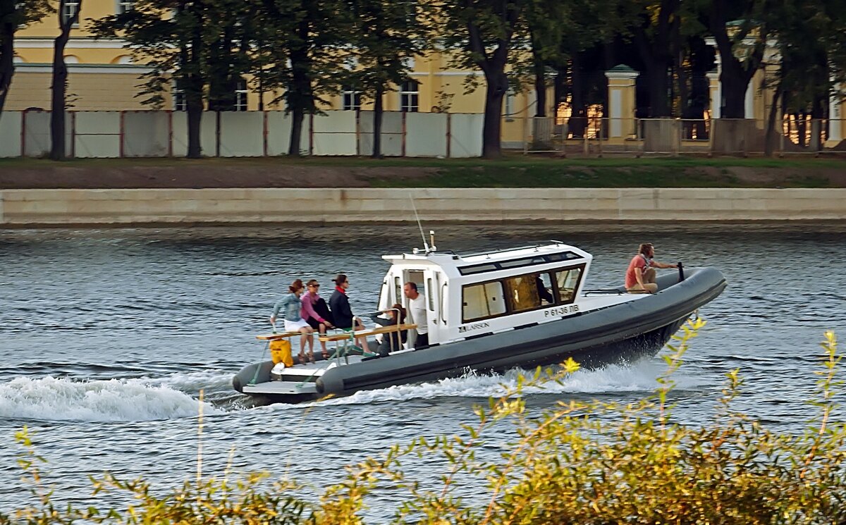 Требования к оснащению прогулочных катеров в Санкт-Петербурге