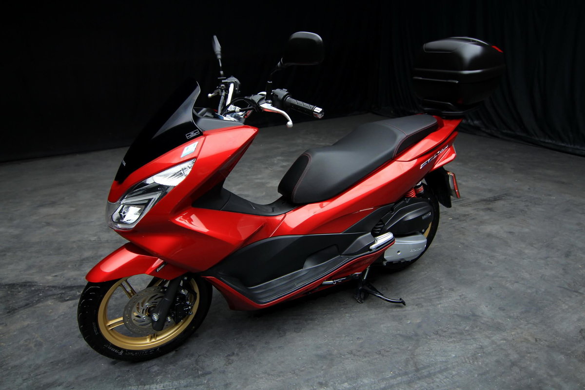 Новые японские скутеры. Honda PCX 150. Honda PCX 50 кубов. Скутер Honda PCX. Скутер Хонда 150 кубов.