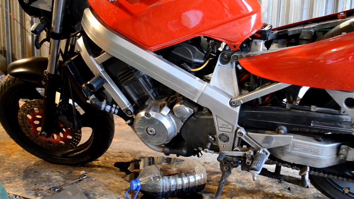 Как заменить масло и маслофильтр на Honda CB 400 SF