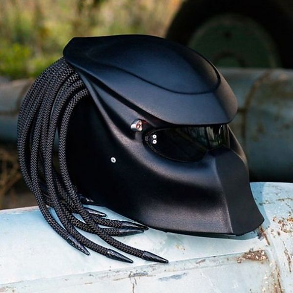 Эффектный шлем для мотоциклиста — мотошлем «Хищник»