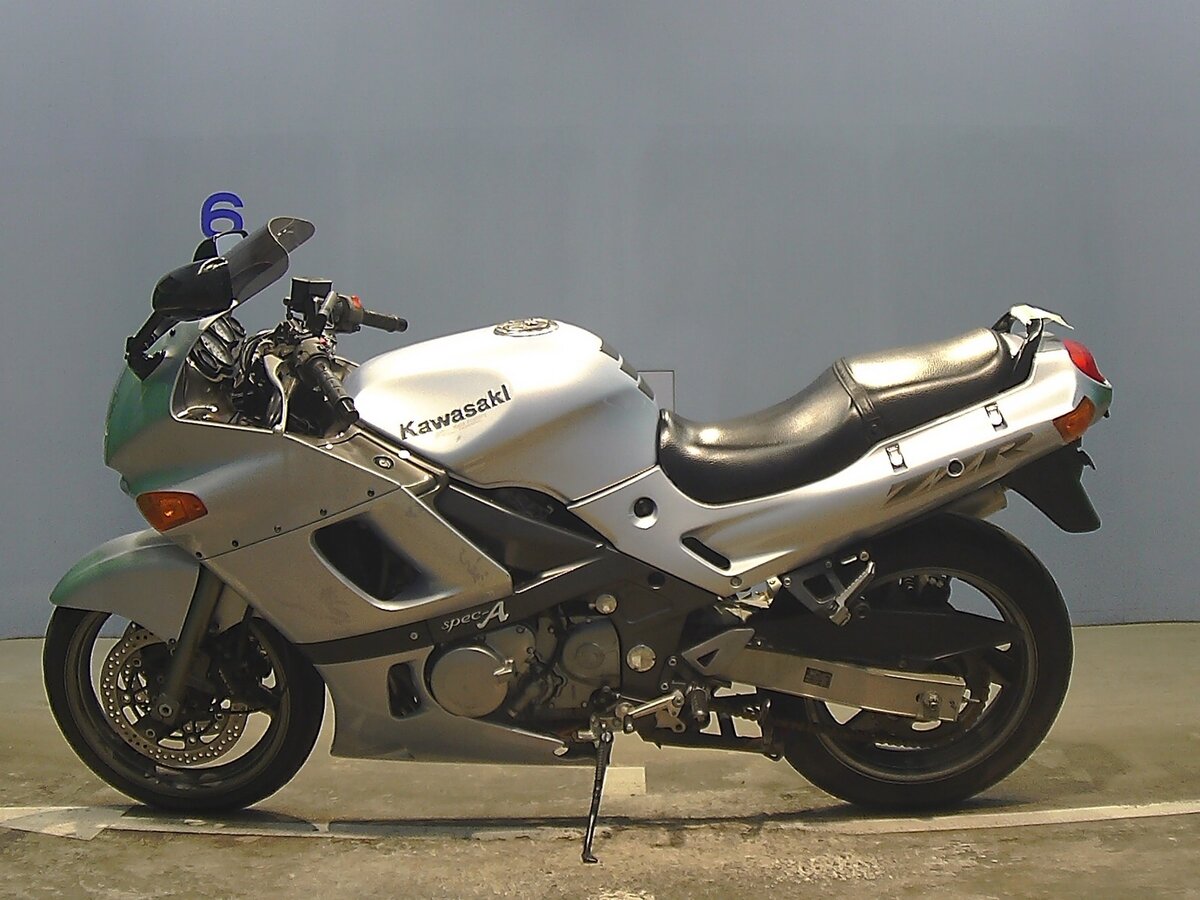 Kawasaki ZZR 400: красота и мощность за скромную сумму.