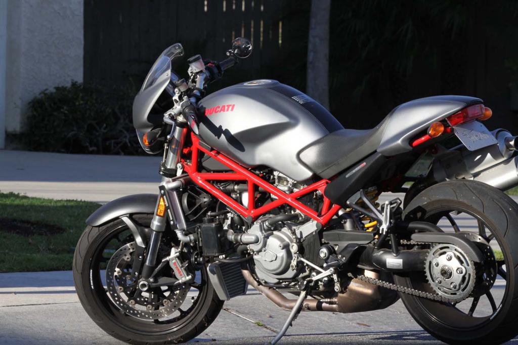 Итальянский байк Ducati Monster 400 — мотоцикл для огромных мегаполисов