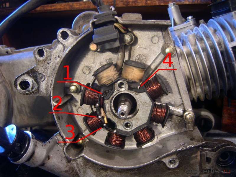 В мопеде от генератора тока. Генератор скутера 4т 139qmb.