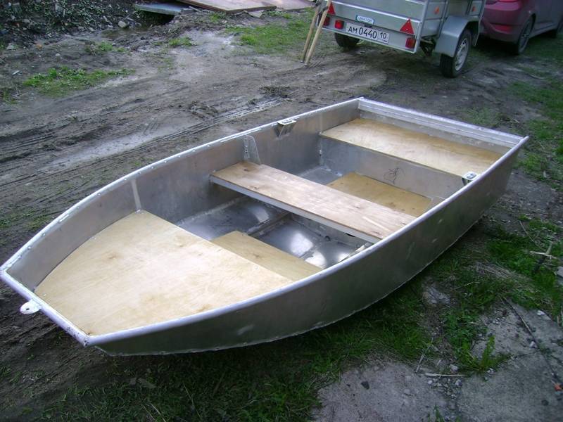 Самодельная стальная рабочая лодка