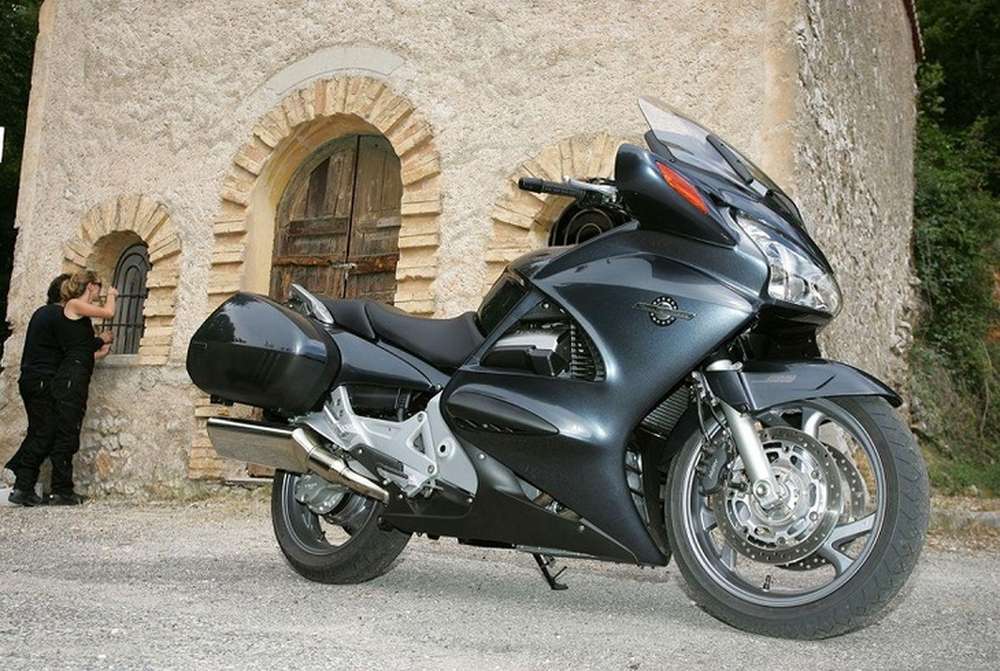 Комфортный мотоцикл Honda Pan European 1300