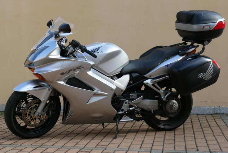 Современный высокотехнологичный мотоцикл honda vfr800