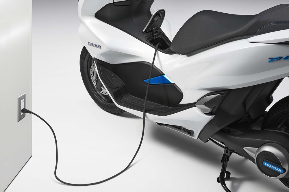 Новые скутеры Honda PCX оснастили более мощными двигателями