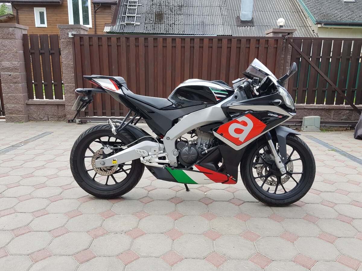 Мотоцикл 125 кубов. Мотоцикл Априлия 125 кубов. Aprilia rs4 125 черный. Aprilia мотоцикл 125 кубов. Aprilia RS 125 черный.