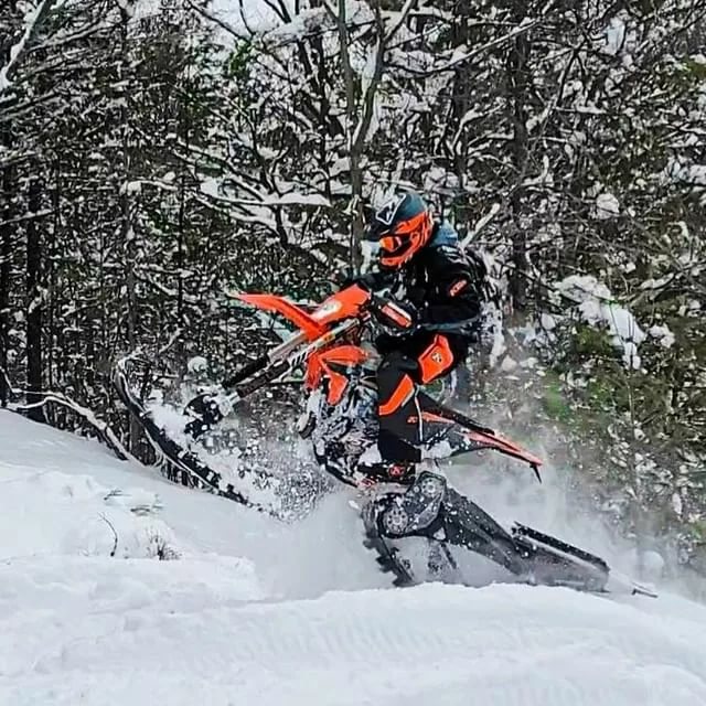 Активный зимний отдых: меняем колеса мотоцикла на гусеницу и лыжу