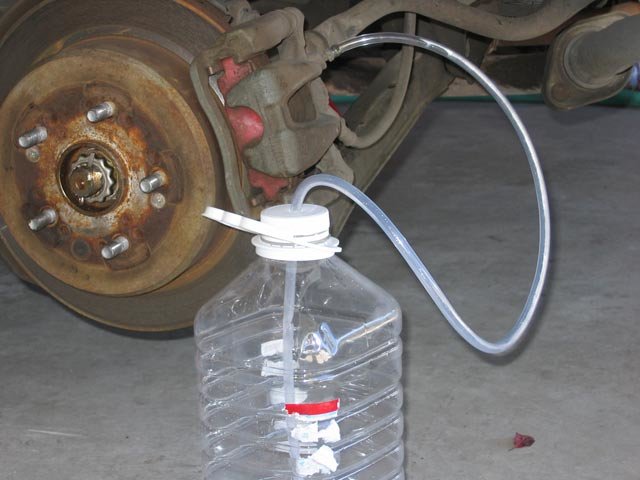 Как заменить тормозную жидкость и прокачать тормоза