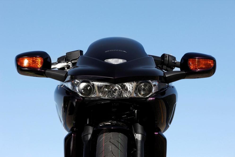 Honda dn-01 - удобный мотоцикл футуристичного облика