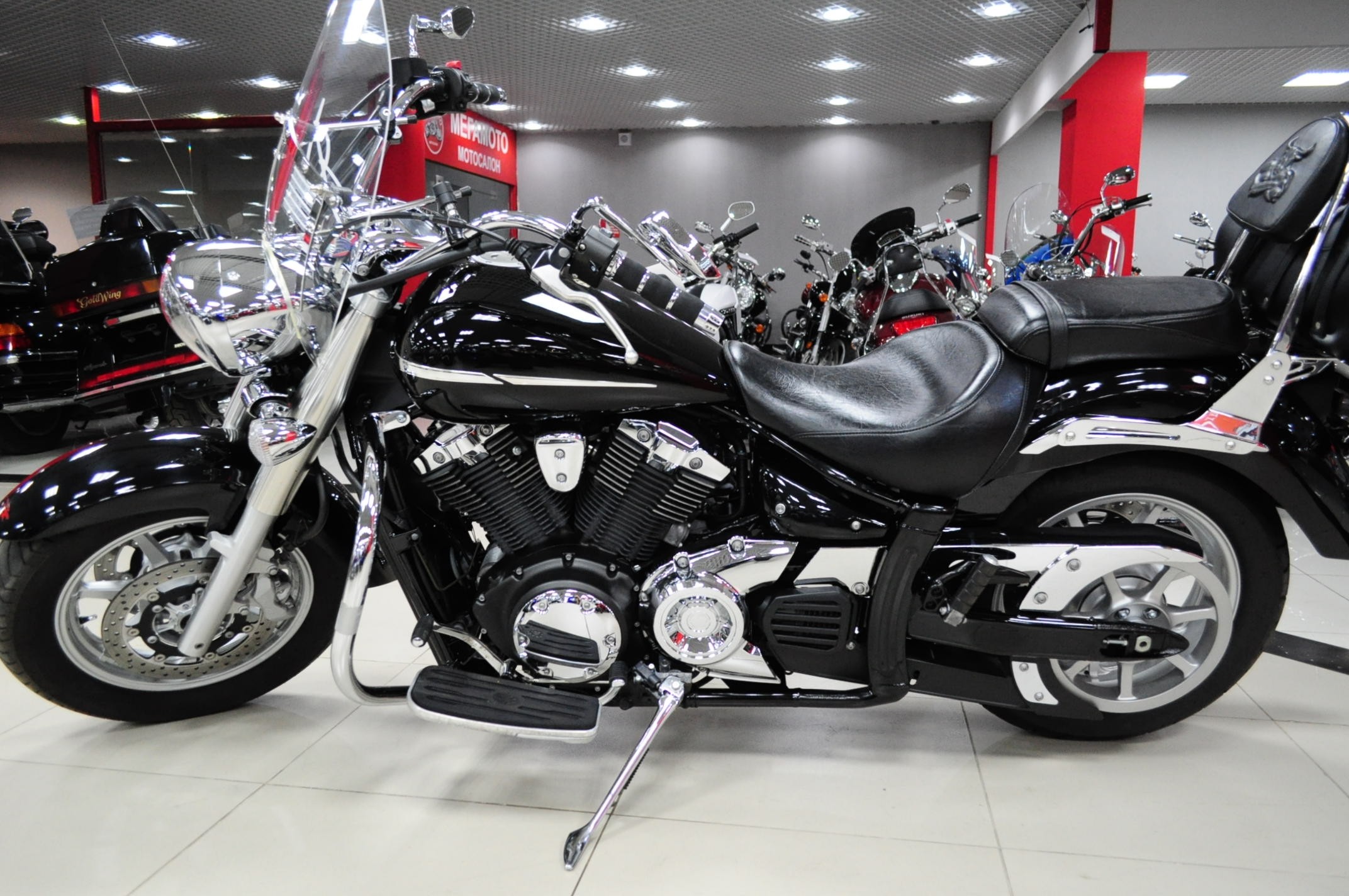 Ямаха миднайт стар. Yamaha XVS 1300. XVS 1300 Midnight Star. Yamaha Midnight Star 1300. Yamaha XVS 1300 V-Star.