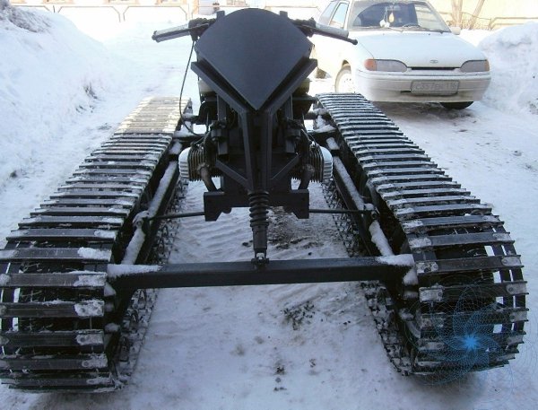 Активный зимний отдых: меняем колеса мотоцикла на гусеницу и лыжу
