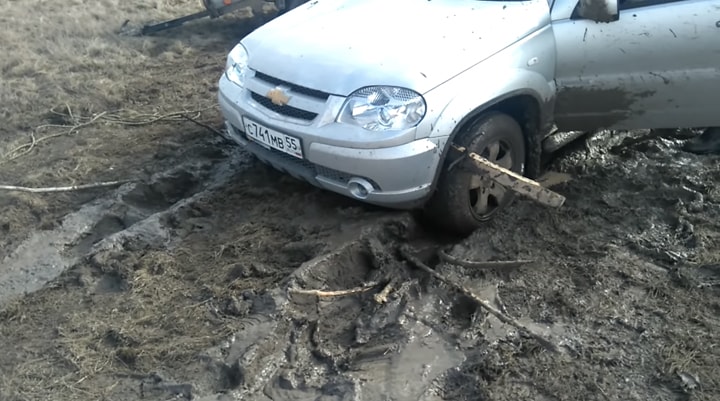 Автомобиль застрял в грязи - как его вытащить без помощи? - myautohelp