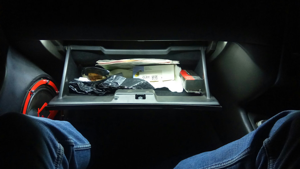 5 полезных предметов на все случаи жизни, которые стоит закинуть в бардачок машины