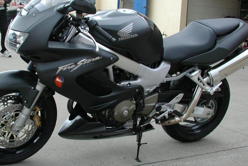 Обзор мотоцикла Honda VTR1000F Firestorm