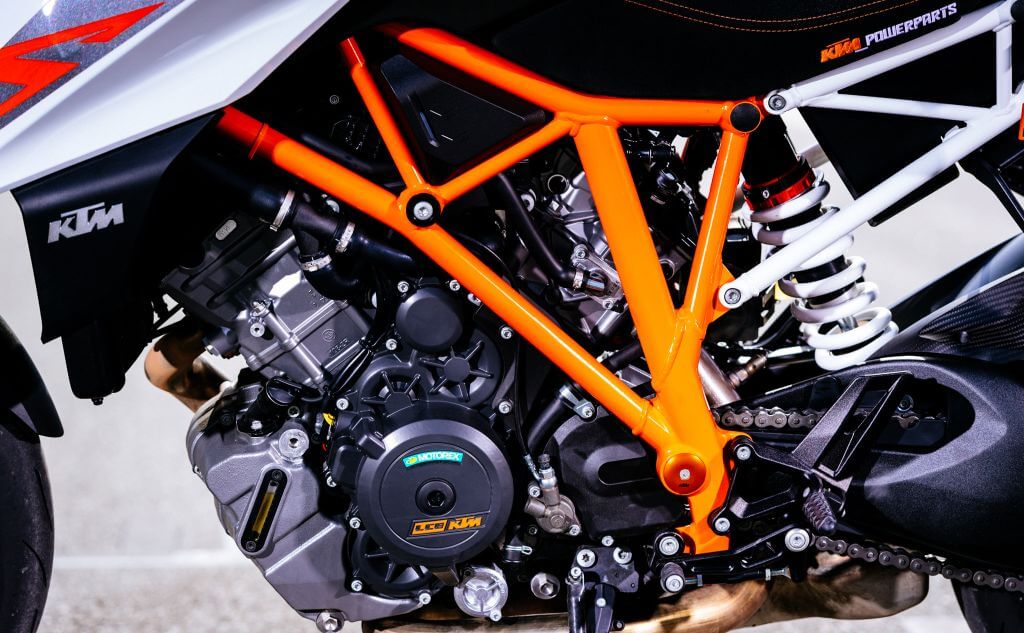 KTM 1290 Super Duke R - Мощь и дизайн в одном чёрно-оранжевом флаконе