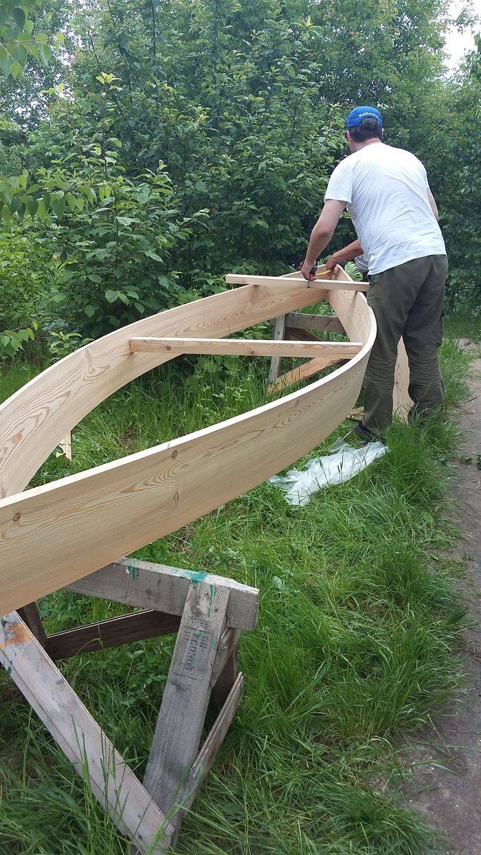 Самодельная деревянная рабочая лодка