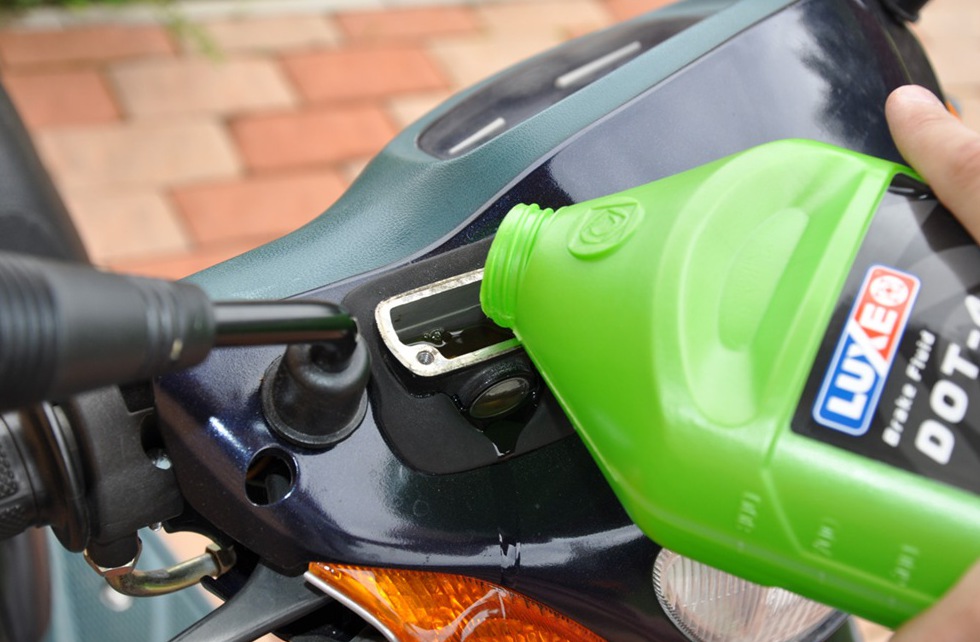 Тормозная жидкость для скутера – советы и рекомендации по эксплуатации