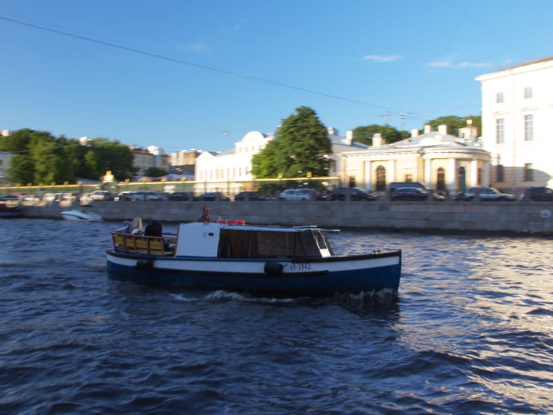 Требования к оснащению прогулочных катеров в Санкт-Петербурге
