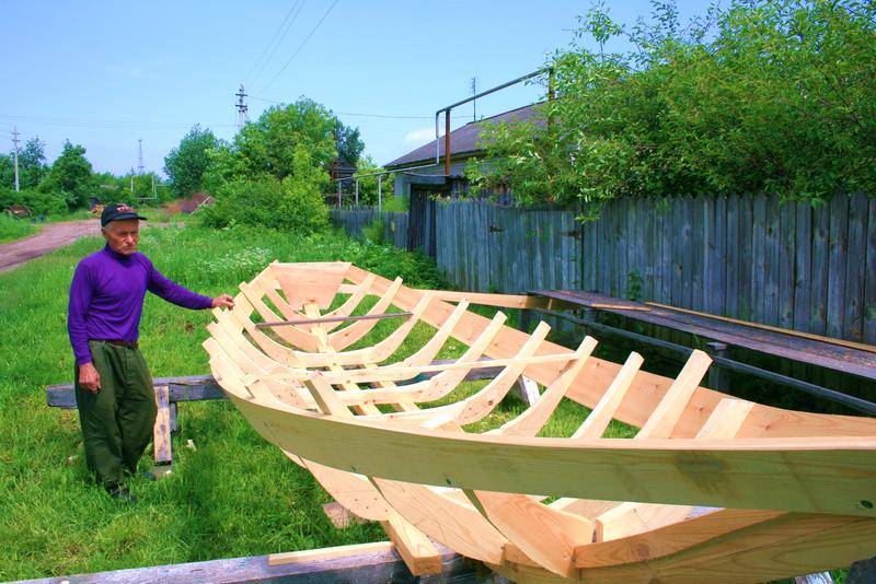 Самодельная деревянная рабочая лодка
