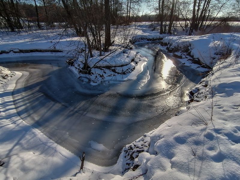 Река скована льдом