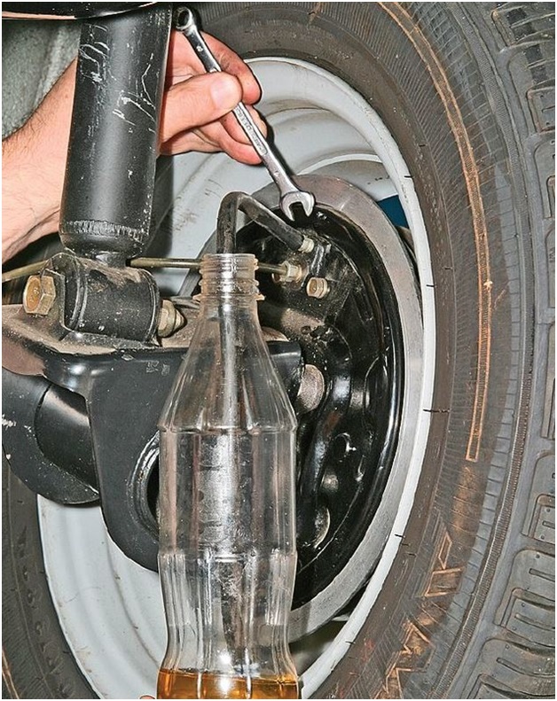 Как заменить тормозную жидкость и прокачать тормоза