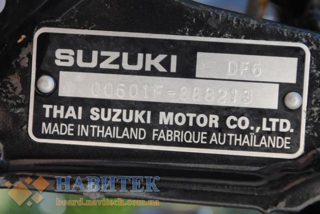 Лодочный мотор год выпуска. Шильда Сузуки df90. Сузуки 9,9 табличка вин. Suzuki df140 шильдик. Шильдик вин 9.9 на мотор Suzuki dt15.