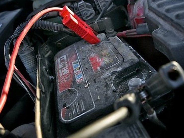 Как зарядить разряженный аккумулятор автомобиля