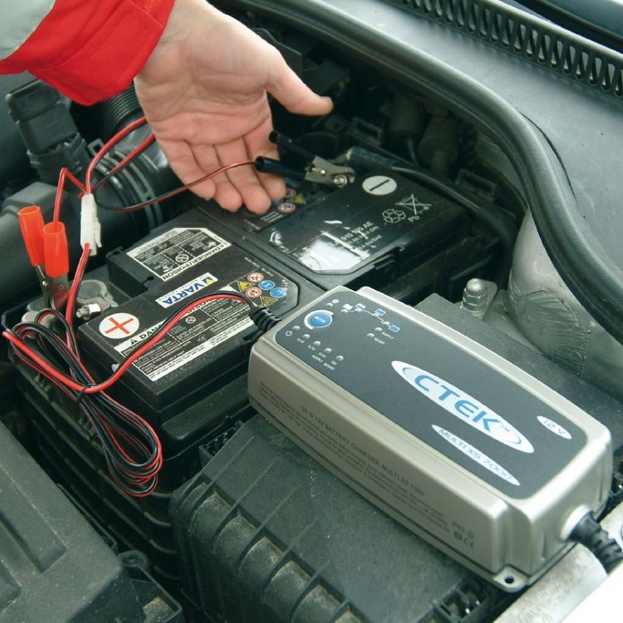 Как зарядить разряженный аккумулятор автомобиля