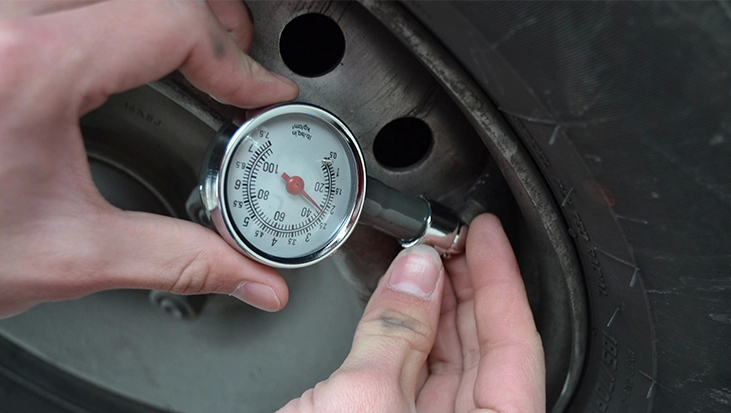 Вычисляем правильно, какое давление должно быть в шинах для машины, мотоцикла, как правильно изменять давление