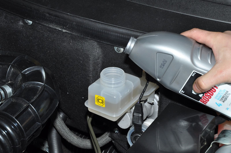 Обслуживание тормозной системы. замена и смешивание тормозной жидкости - семейный-автомобиль