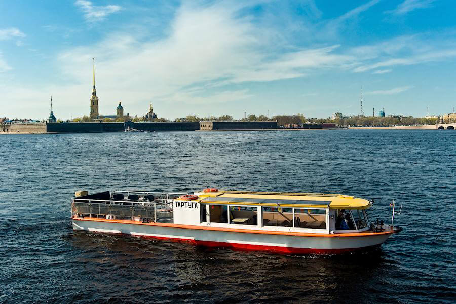 Требования к оснащению прогулочных катеров в Санкт-Петербурге